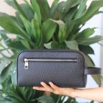 Túi da cầm tay handmade khâu tay thủ công Lano CLTK028 trên tay