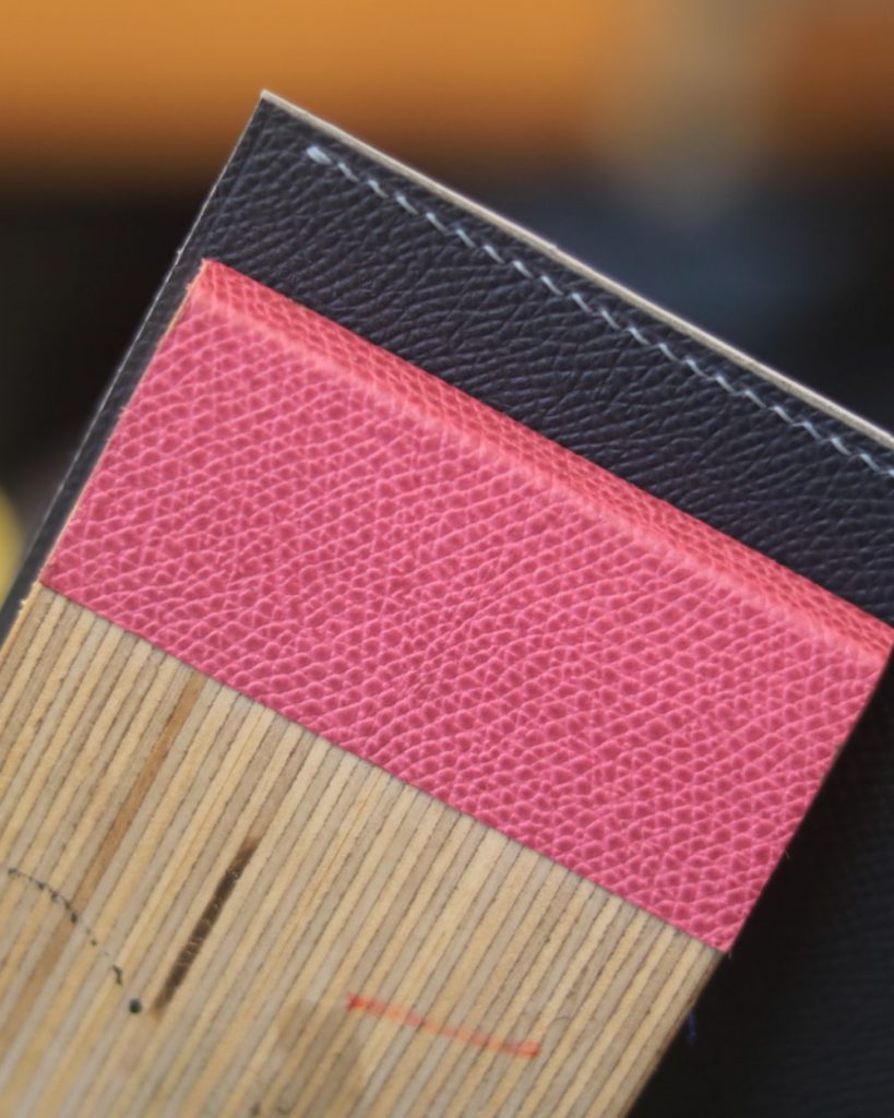 Cận cảnh đường khâu liên kết nhiều lớp da trong Leather Craft