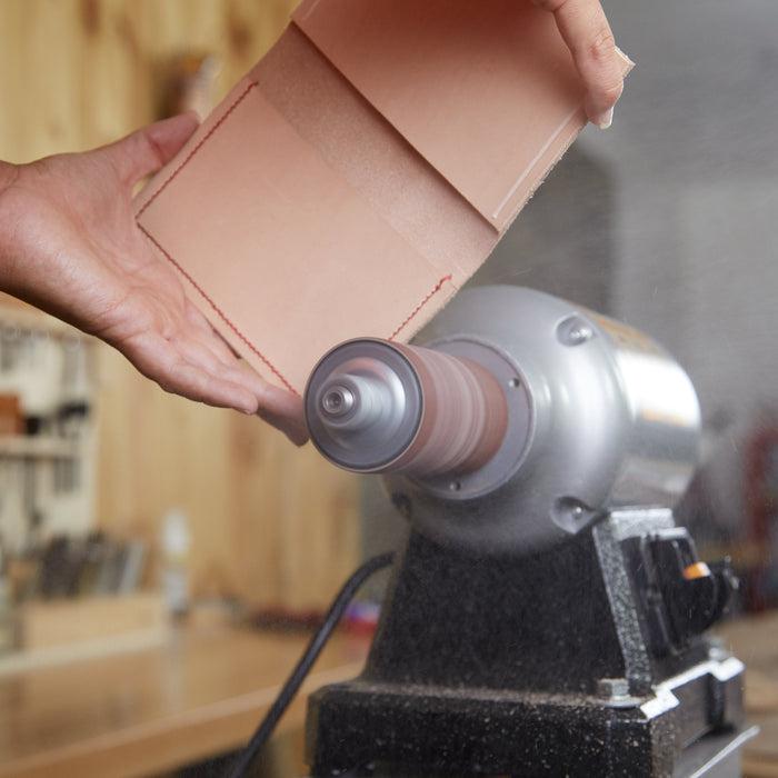Mài phẳng cạnh da nhiều lớp trước khi burnishing