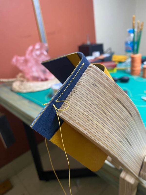 Sơ đồ hai kim đi qua cùng một lỗ trong cấu trúc Saddle Stitch